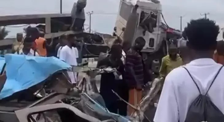 Deadly Truck–Minibus Accident claims 4 Lives on Lekki–Epe Expressway